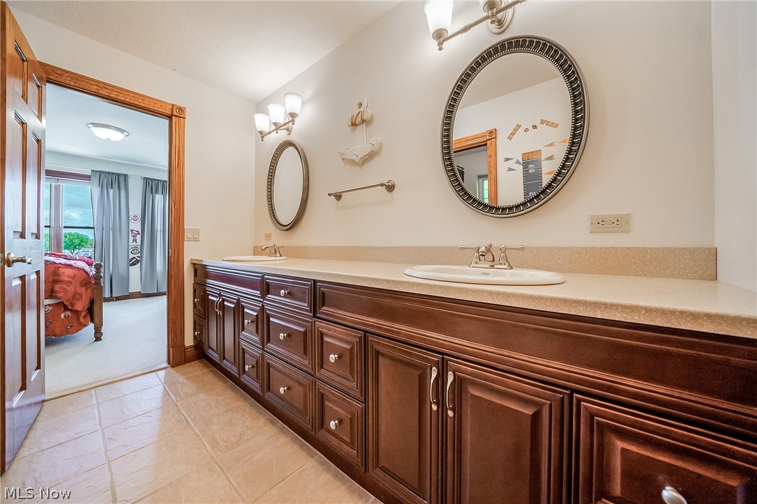 3706 E Baycliffs Drive Property Photo 32