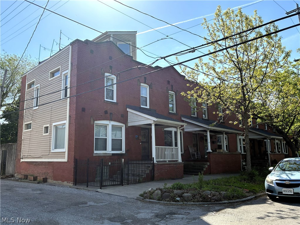 1429 W 38th Street Property Photo 1