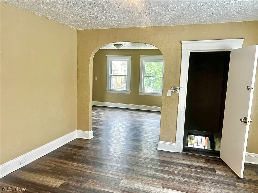 10908 Tacoma Avenue Property Photo 3