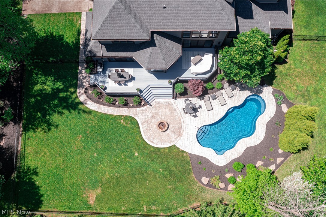 560 Club Drive Property Photo 4