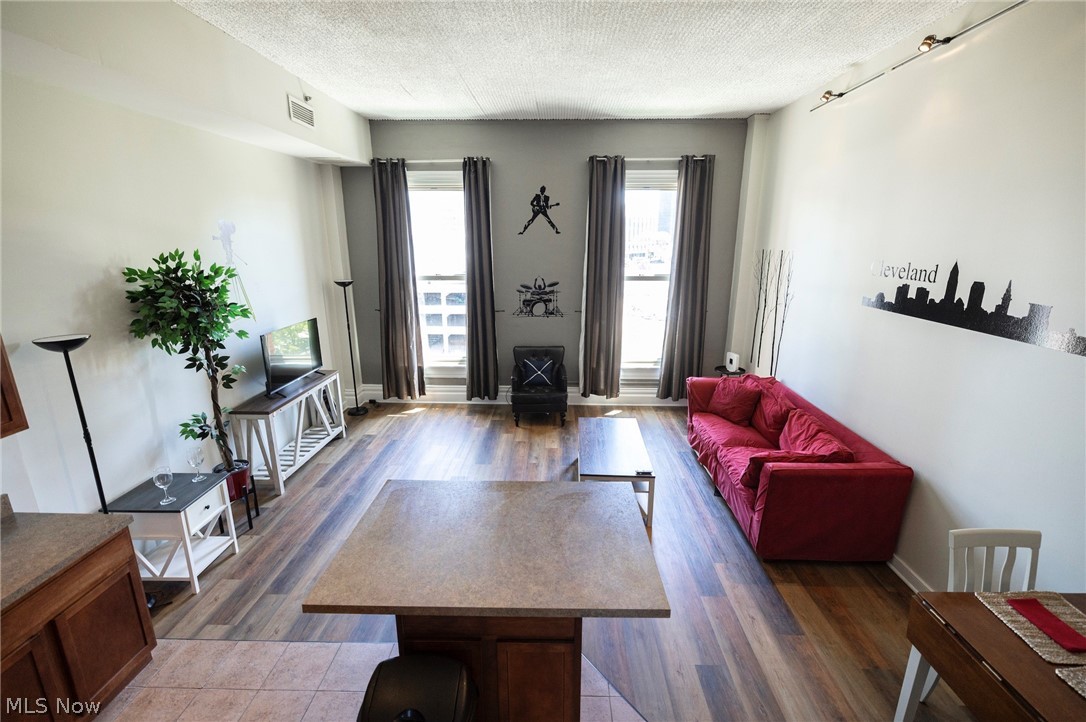 408 W Saint Clair Avenue 607 Property Photo 3