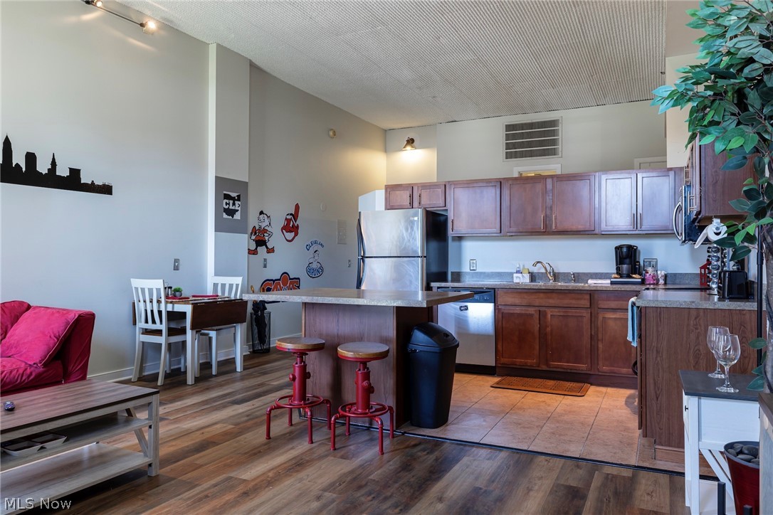 408 W Saint Clair Avenue 607 Property Photo 4