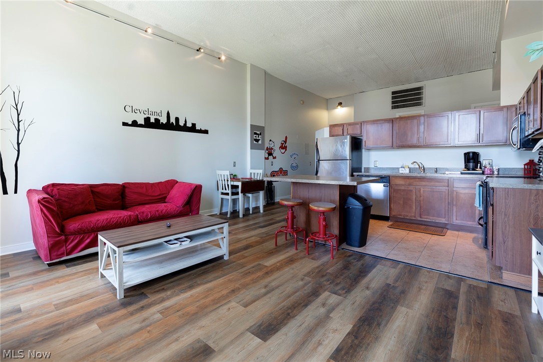 408 W Saint Clair Avenue 607 Property Photo 5