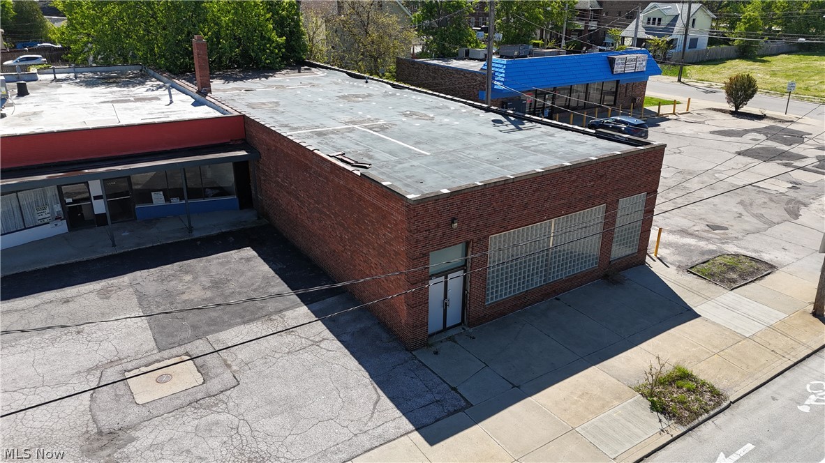 15212 Lake Shore Boulevard Property Photo 2
