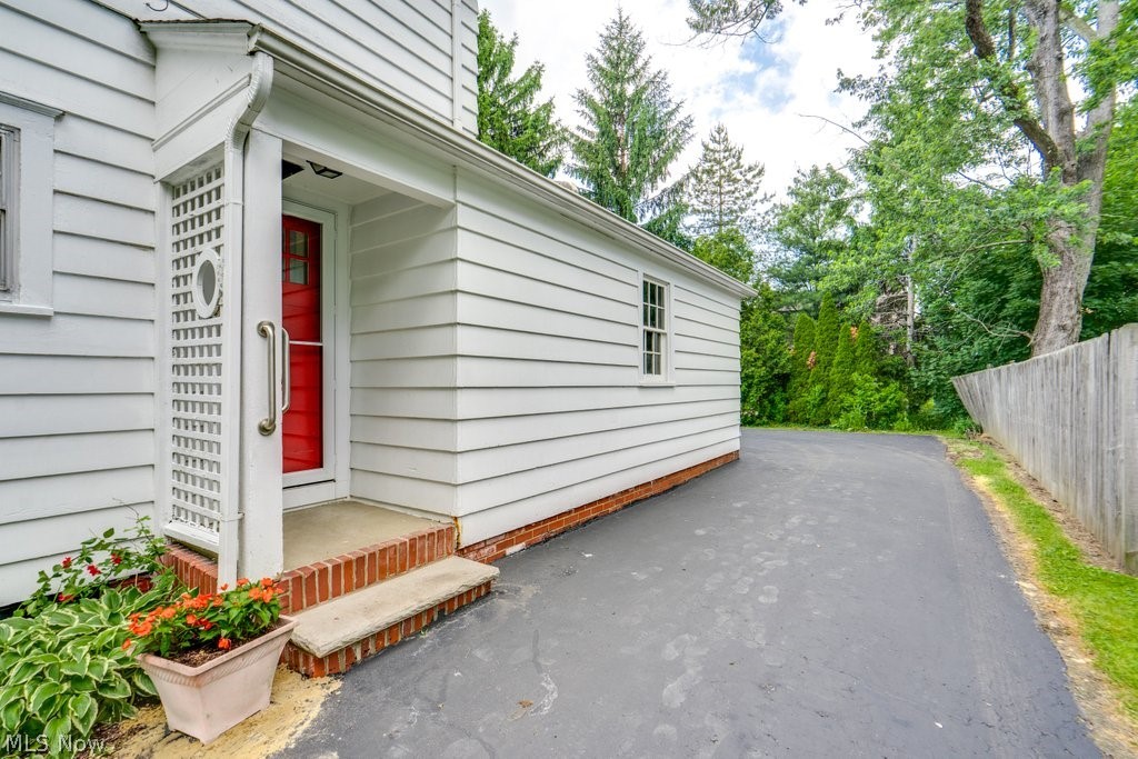 632 Roslyn Avenue Property Photo 6