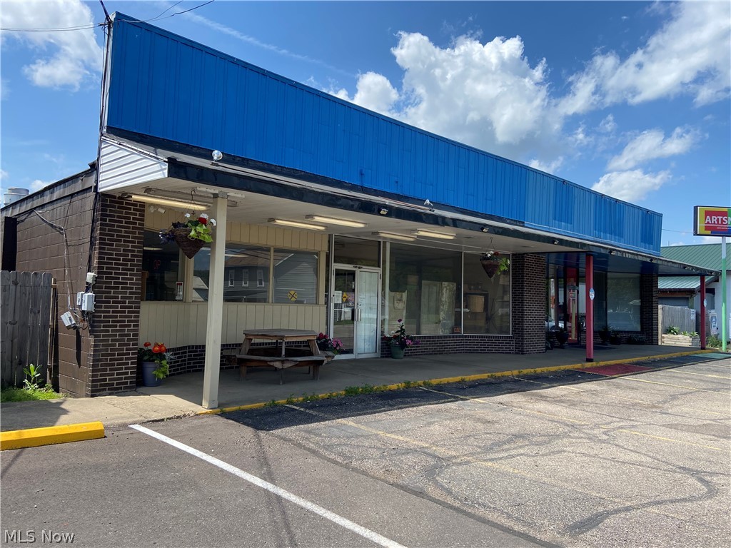 304 S College Street Property Photo 1
