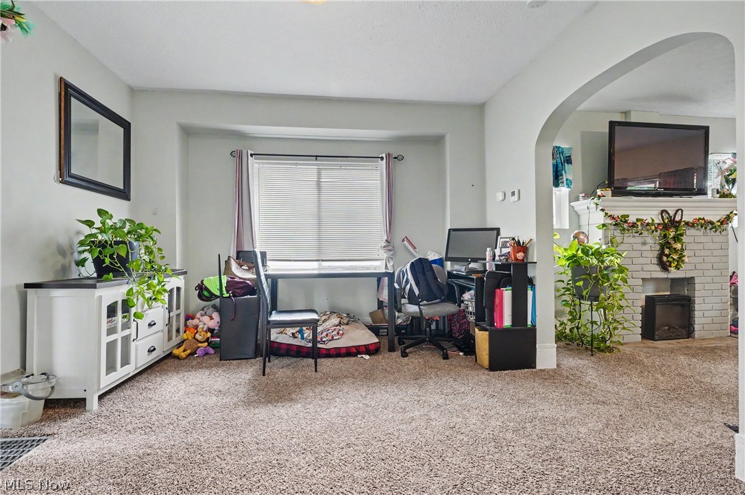811 E Crosier Street Property Photo 5