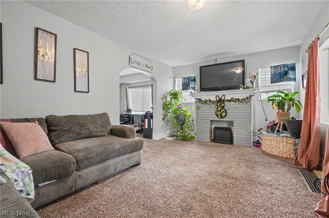 811 E Crosier Street Property Photo 8