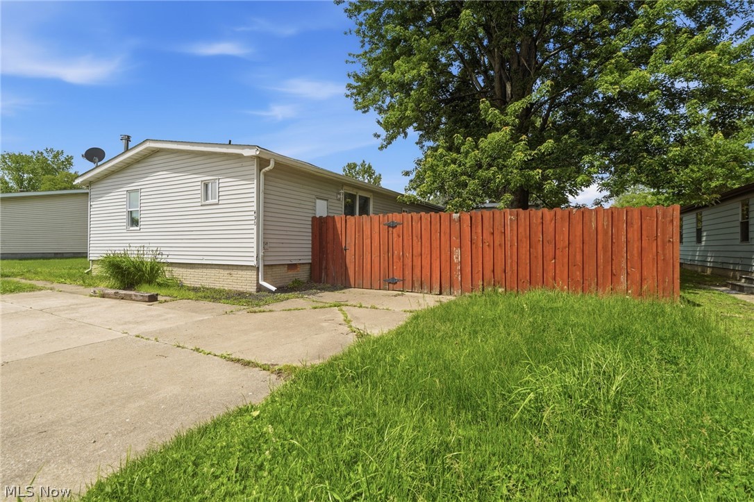490 Arabian Court Property Photo 28