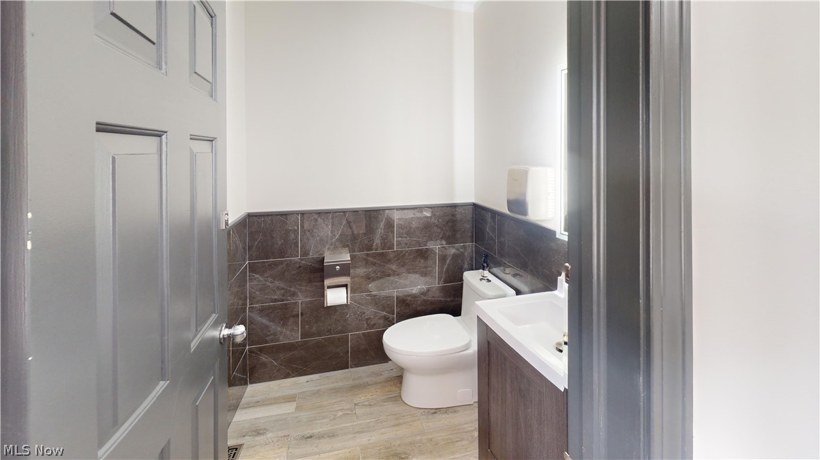 400 E Main Street L8 Property Photo 8