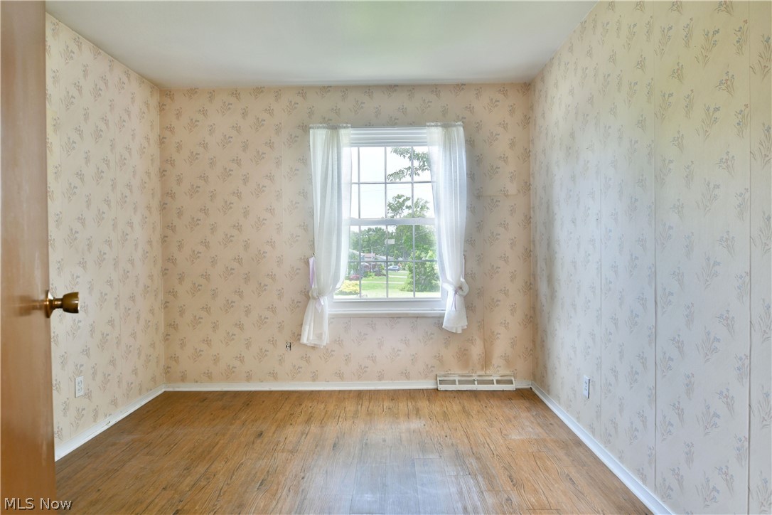 566 Greenleaf Avenue Ne Property Photo 5