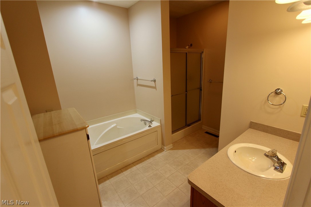 27242 Emerald Oval S Property Photo 17
