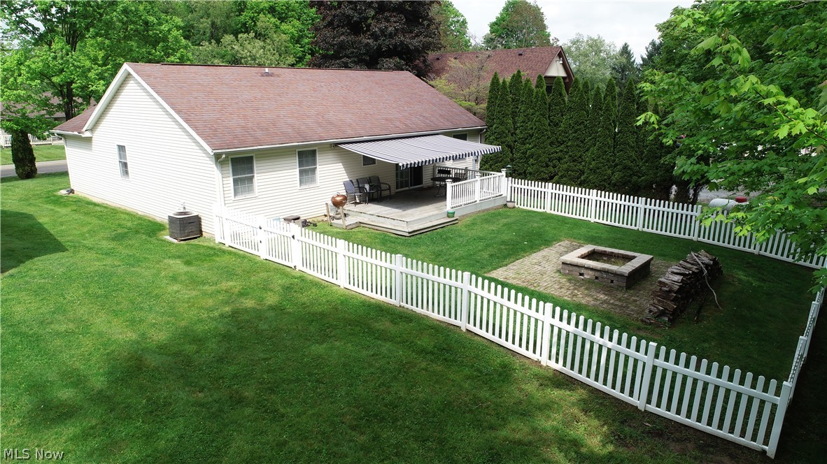 1209 Apple Valley Dr Property Photo 2