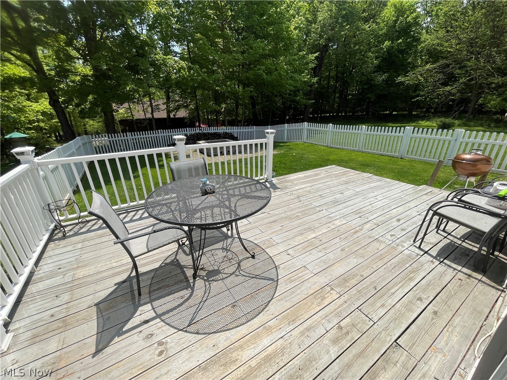 1209 Apple Valley Dr Property Photo 9