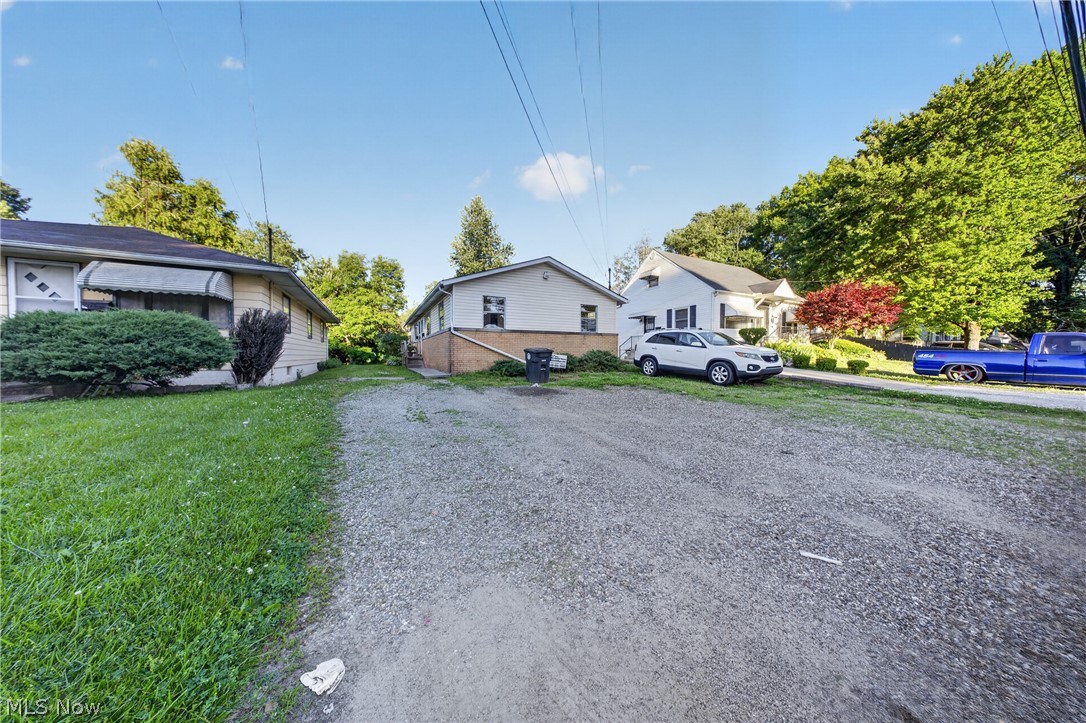 1095 Saint Michaels Avenue Property Photo 2