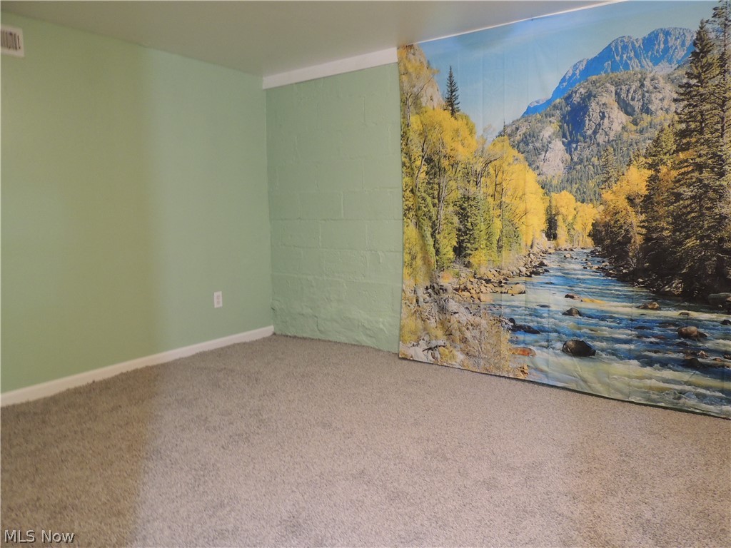 2242 Coffeen Street Property Photo 8