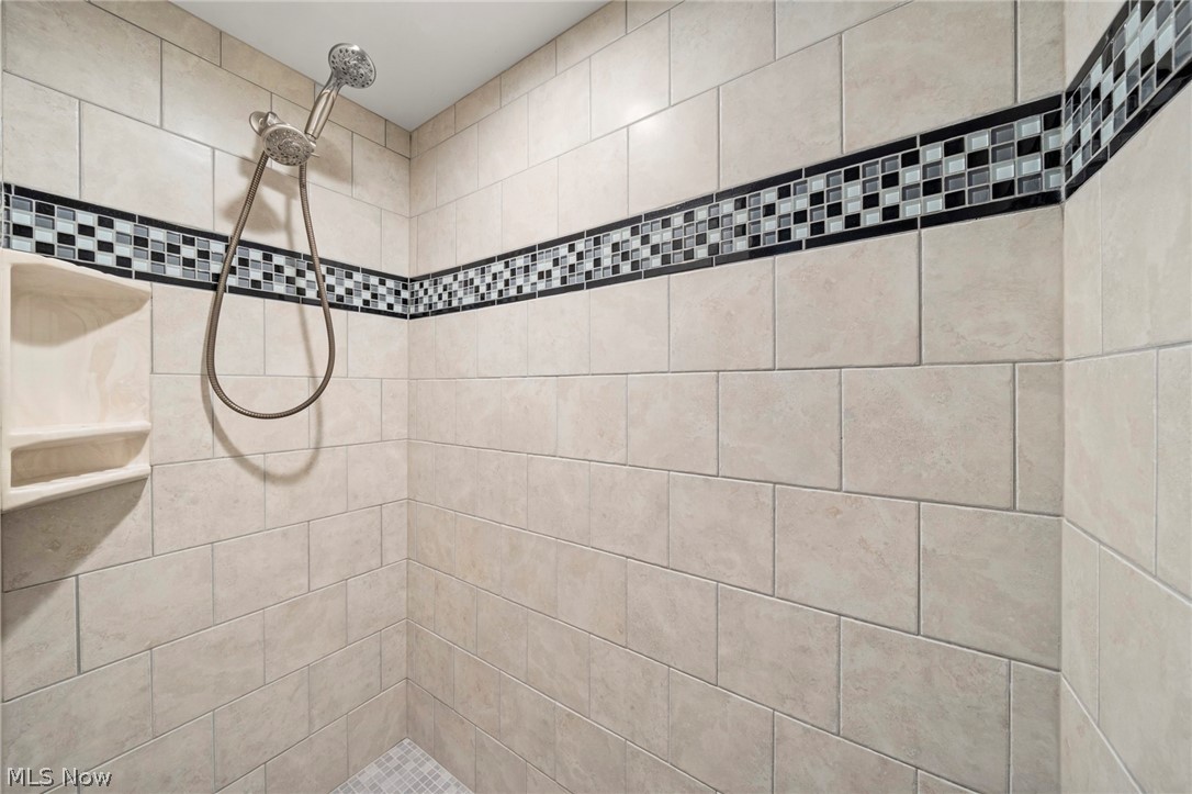 3871 Greentree Road Property Photo 36