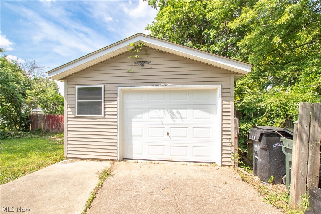 861 Oak Street Property Photo 4