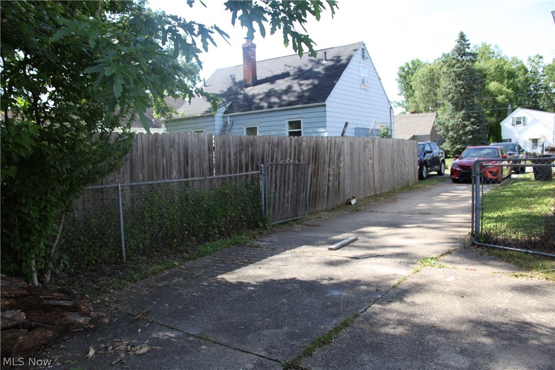 2580 E 37th Street Property Photo 4