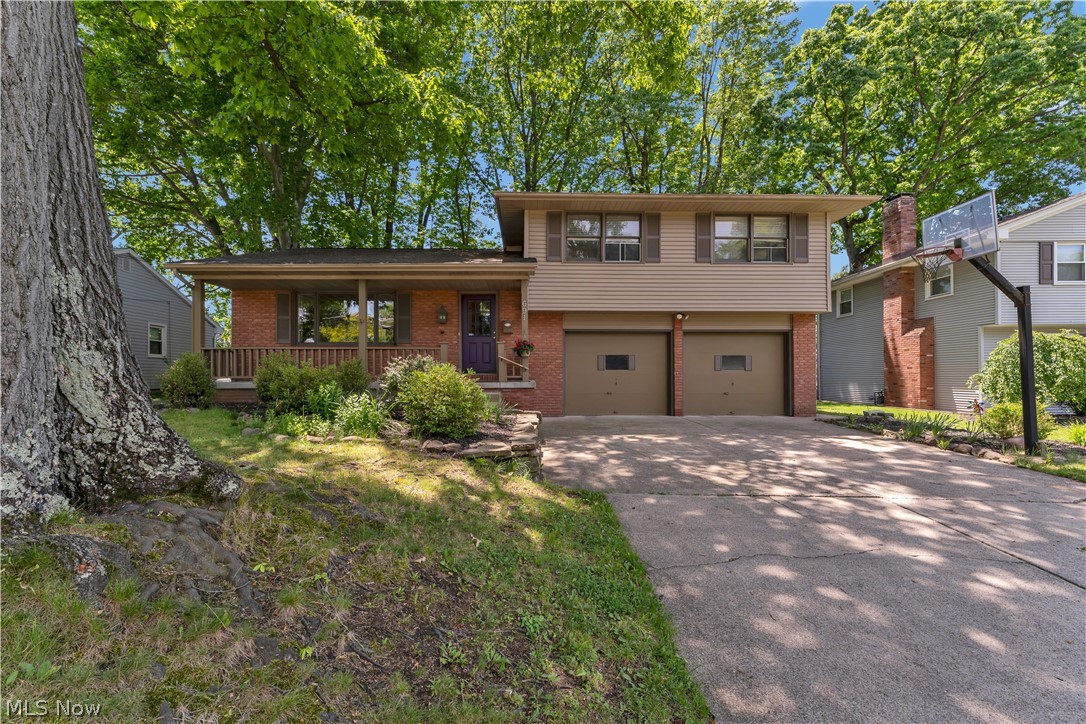 691 Oakridge Drive Property Photo 2