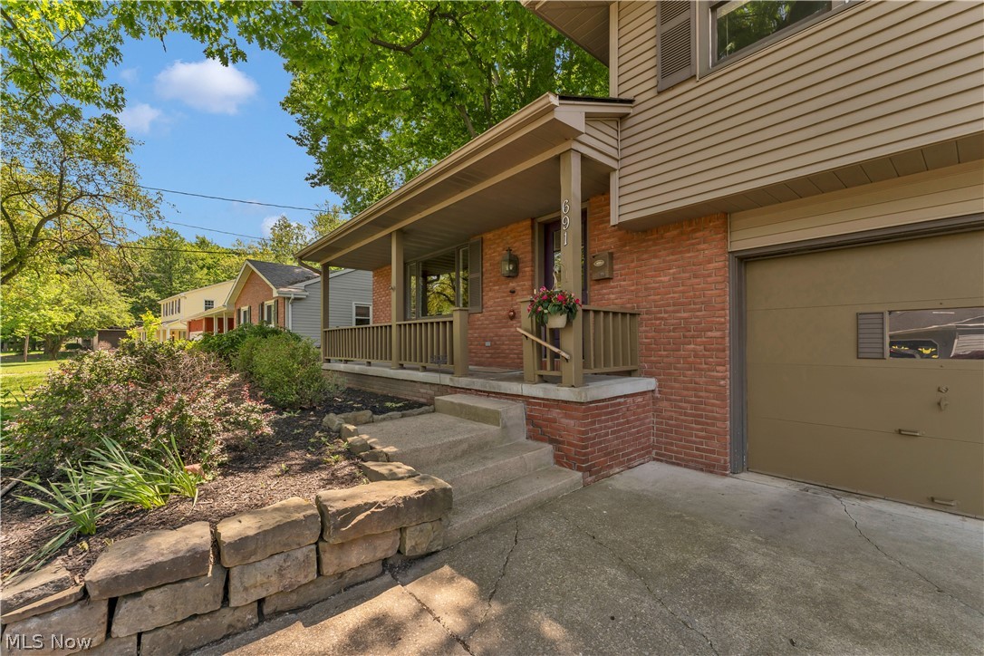 691 Oakridge Drive Property Photo 5