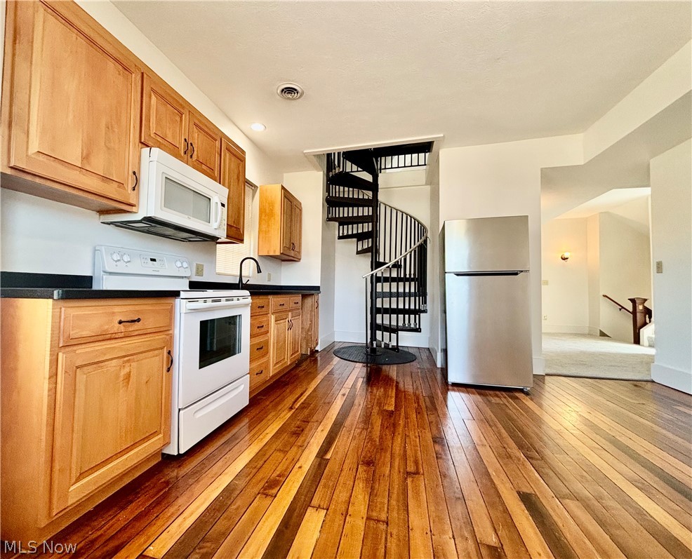 512 E Buchtel Avenue Property Photo 24