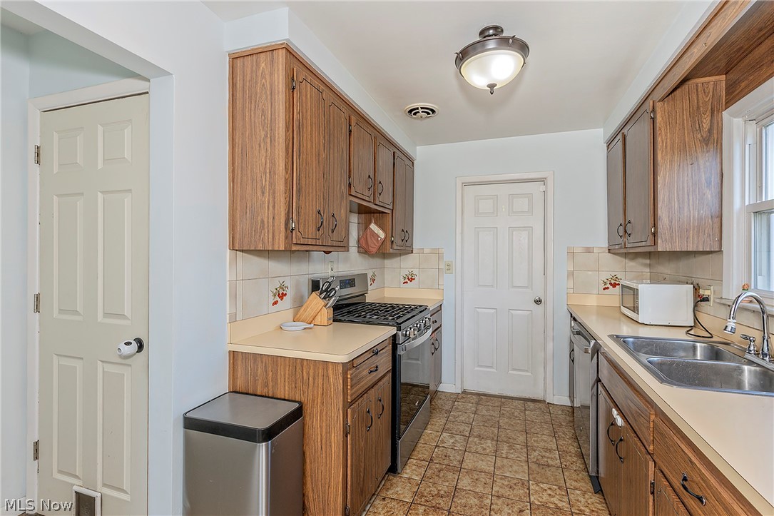 1649 Gilbert Drive Property Photo 9