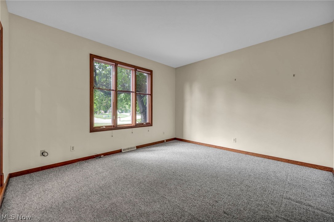 342 Woodbridge Glen Property Photo 6