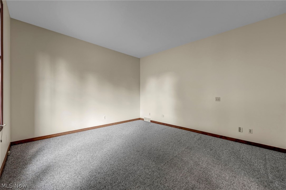 342 Woodbridge Glen Property Photo 7