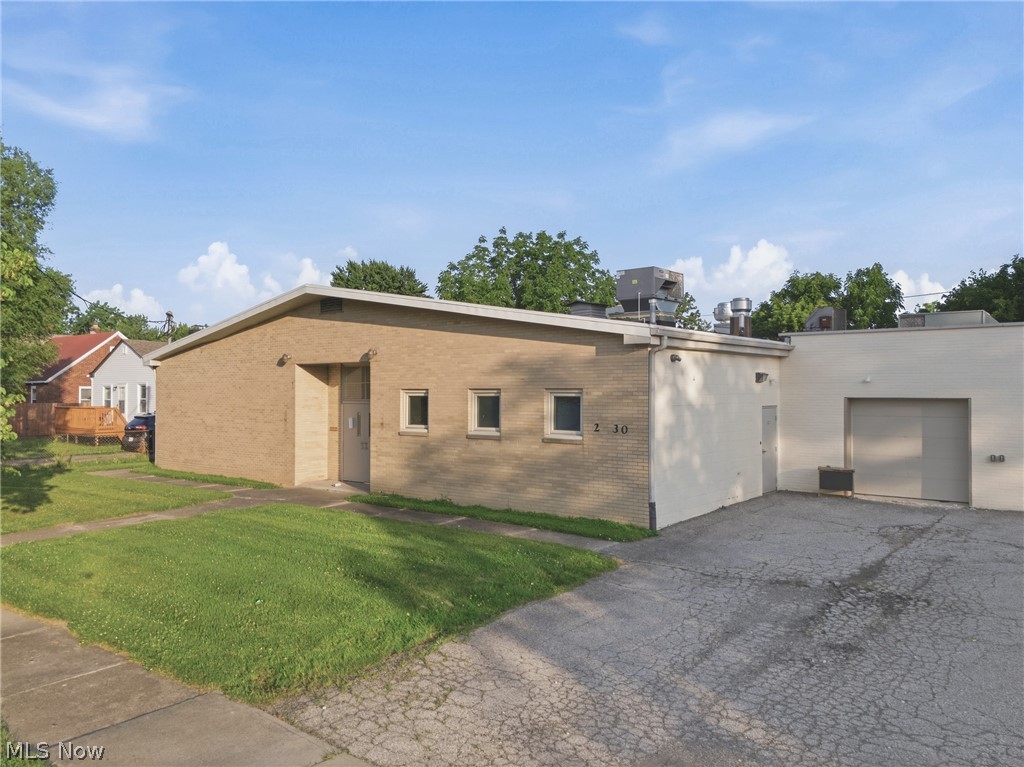 2430 E 28th Street Property Photo 3