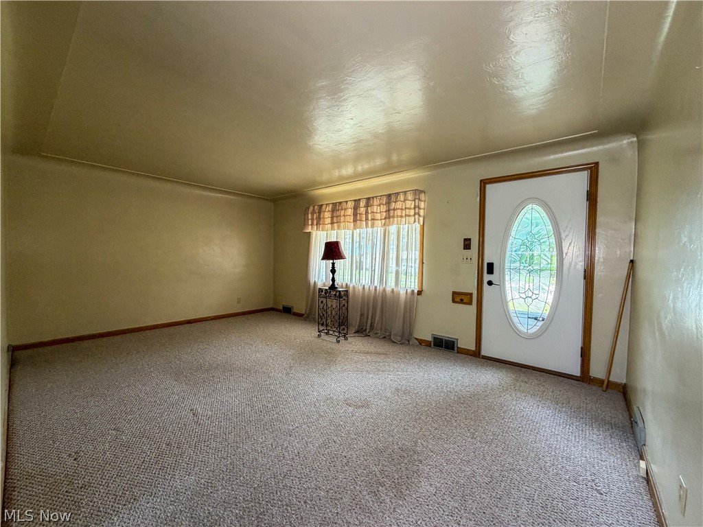 53 Memorial Circle Property Photo 6