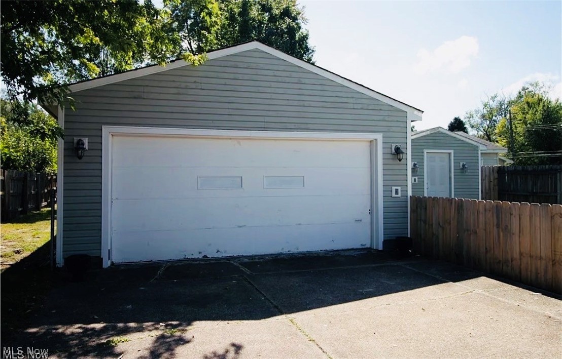 1614 E 49th Street Property Photo 3