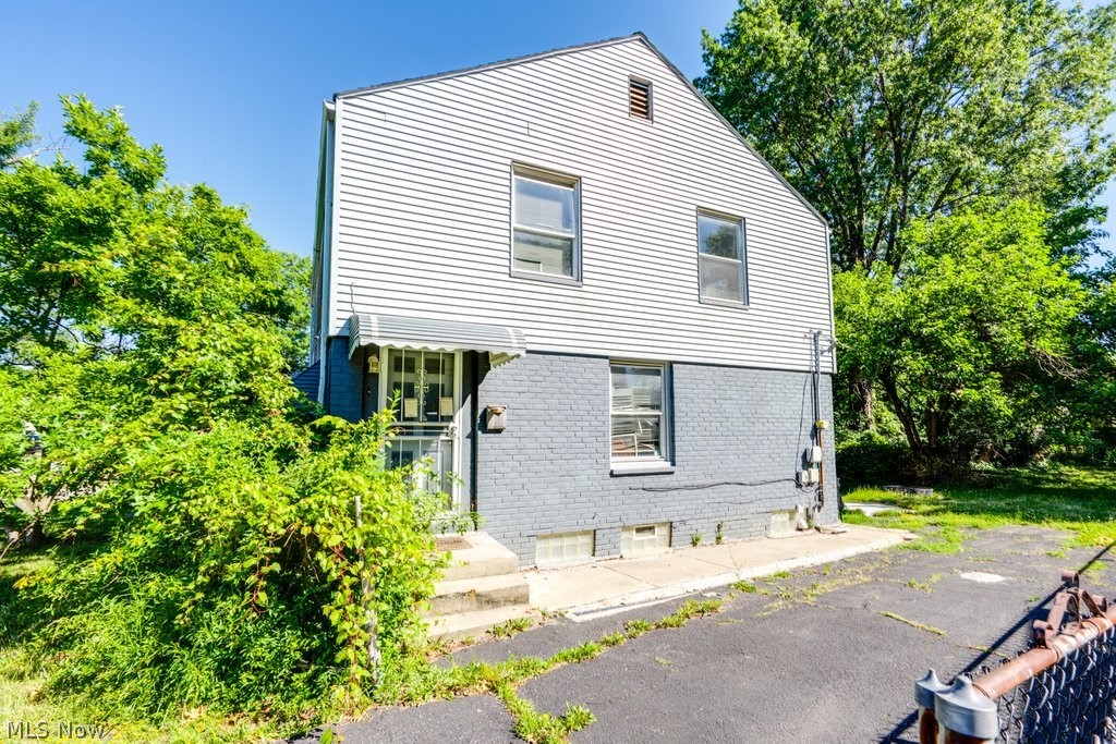 1445 Sulzer Avenue Property Photo 2