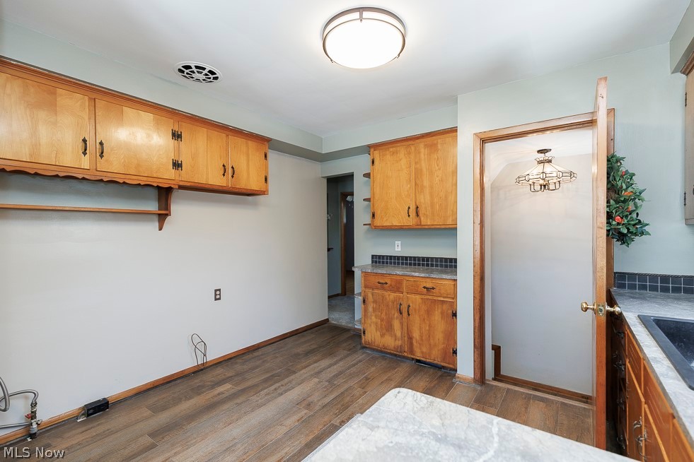 810 E Broad Street Property Photo 13
