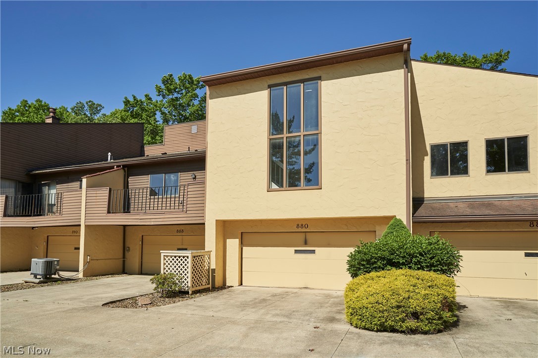 880 Hampton Ridge Drive Property Photo 1