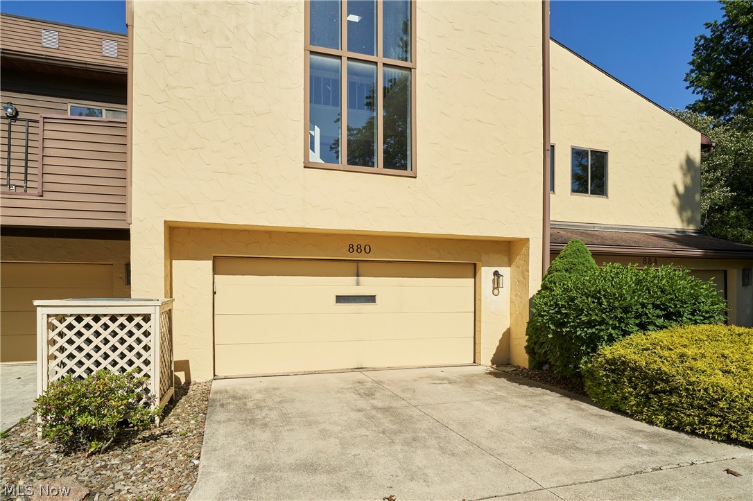 880 Hampton Ridge Drive Property Photo 2