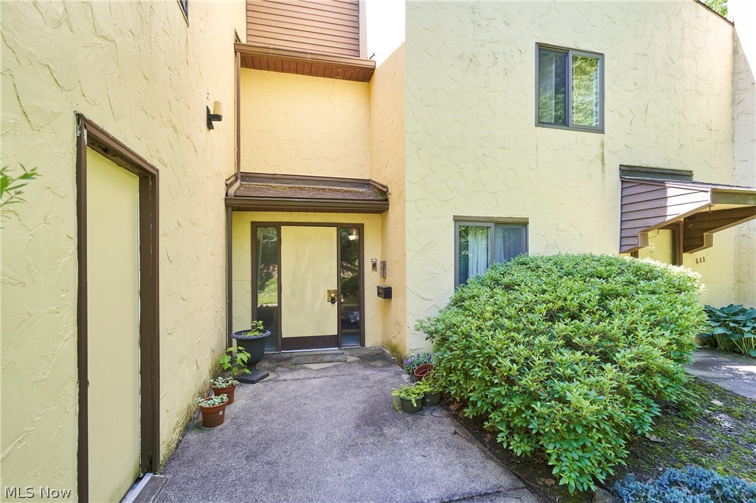 880 Hampton Ridge Drive Property Photo 3