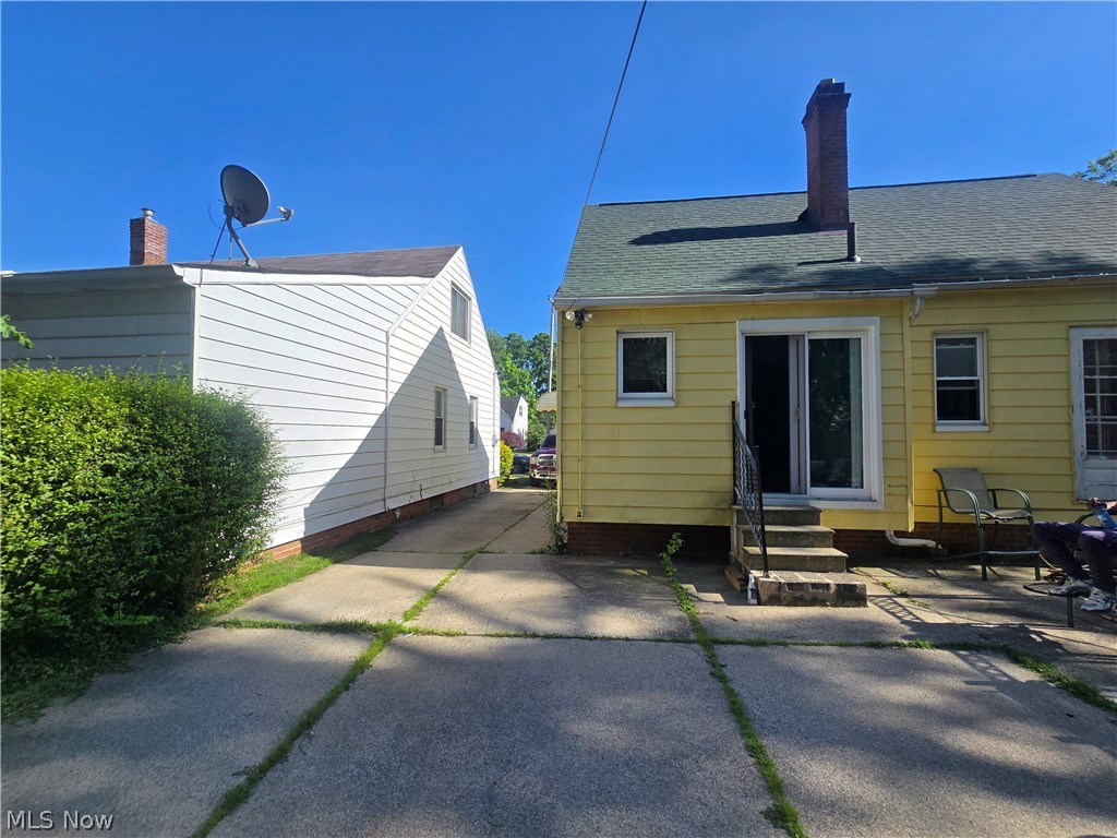 19403 Ridgewood Avenue Property Photo 2