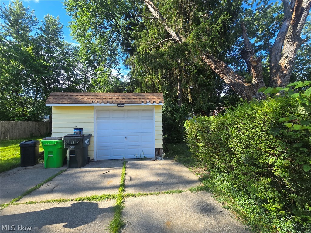 19403 Ridgewood Avenue Property Photo 3