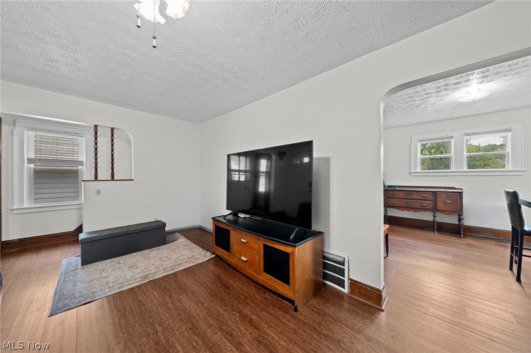 819 Keeney Street Property Photo 12