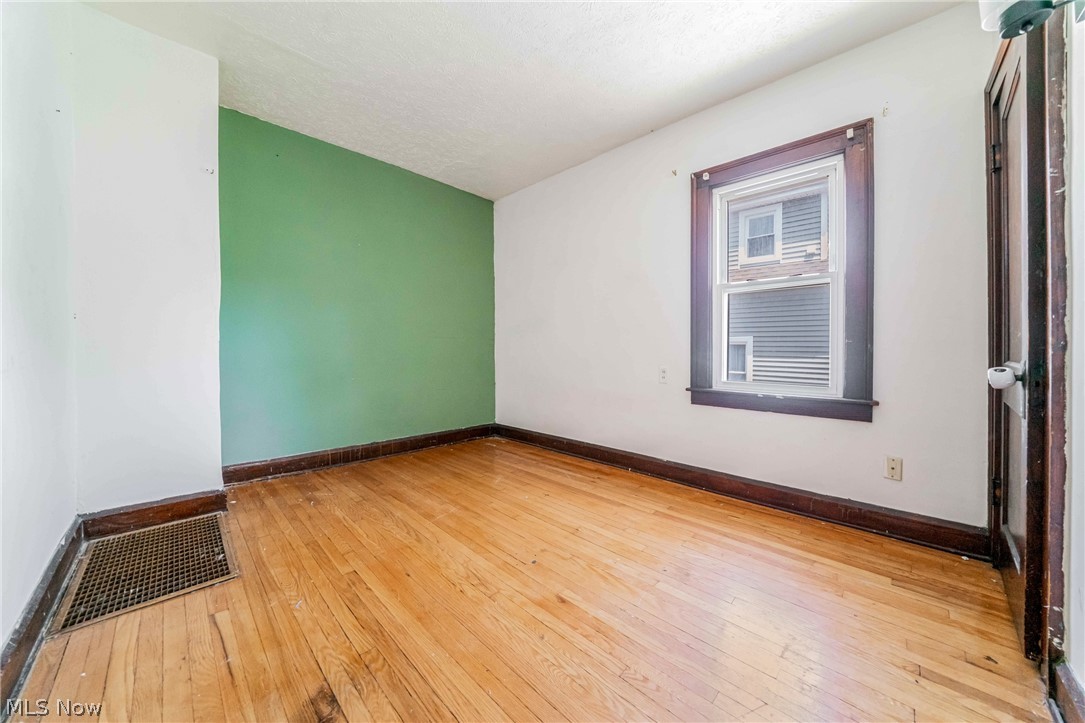 1318 Middle Avenue Property Photo 7