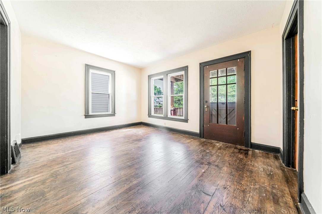 1318 Middle Avenue Property Photo 11