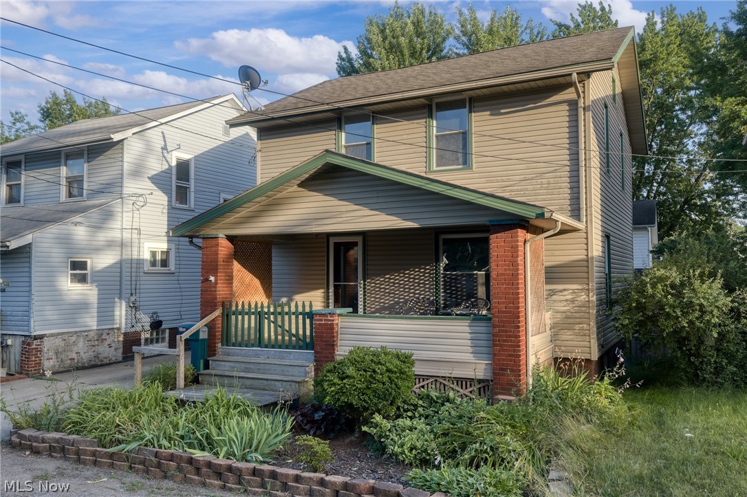 1628 May Place Ne Property Photo 2