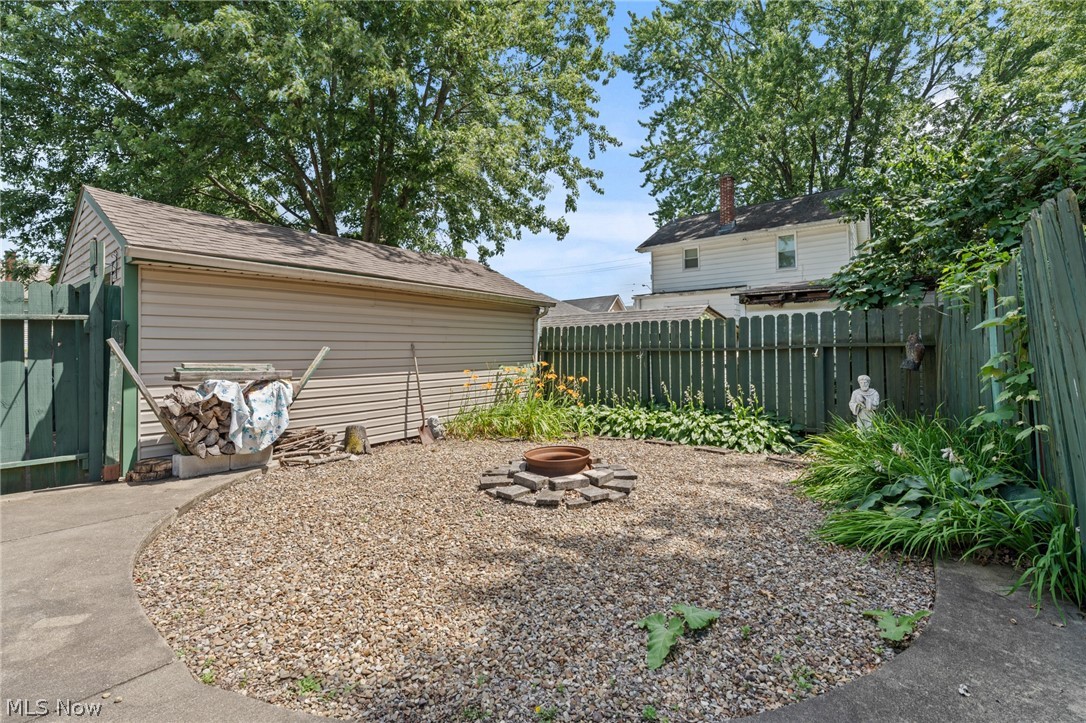 1628 May Place Ne Property Photo 3