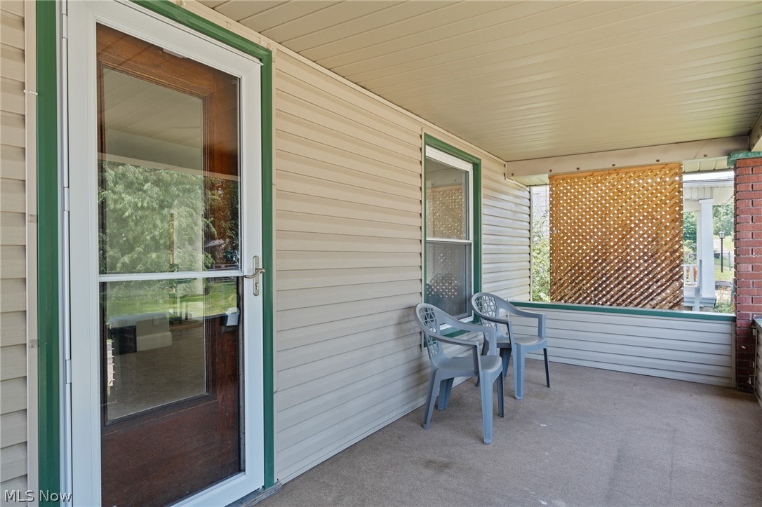 1628 May Place Ne Property Photo 5