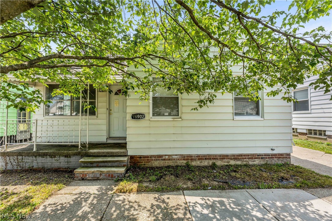 15902 Maplewood Avenue