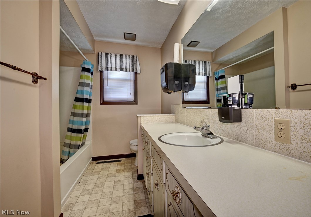 14232 Lincoln Way E Property Photo 7