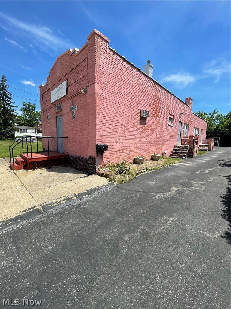 4567 Lee Road Property Photo 3