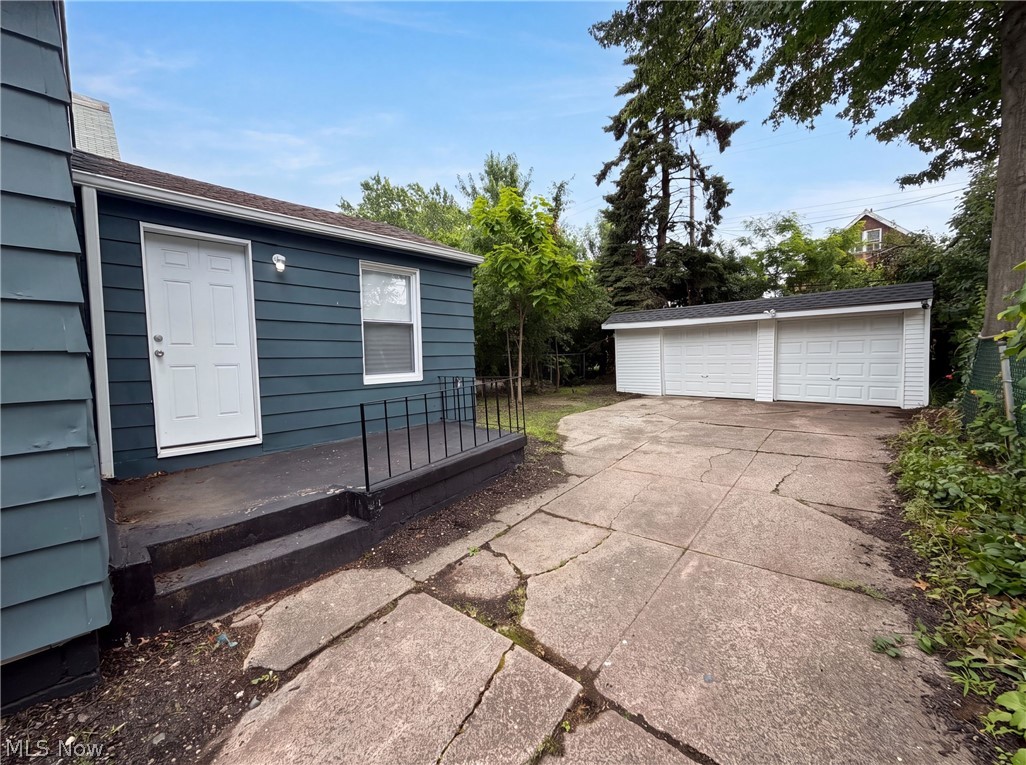 2821 E 127th Street Property Photo 5