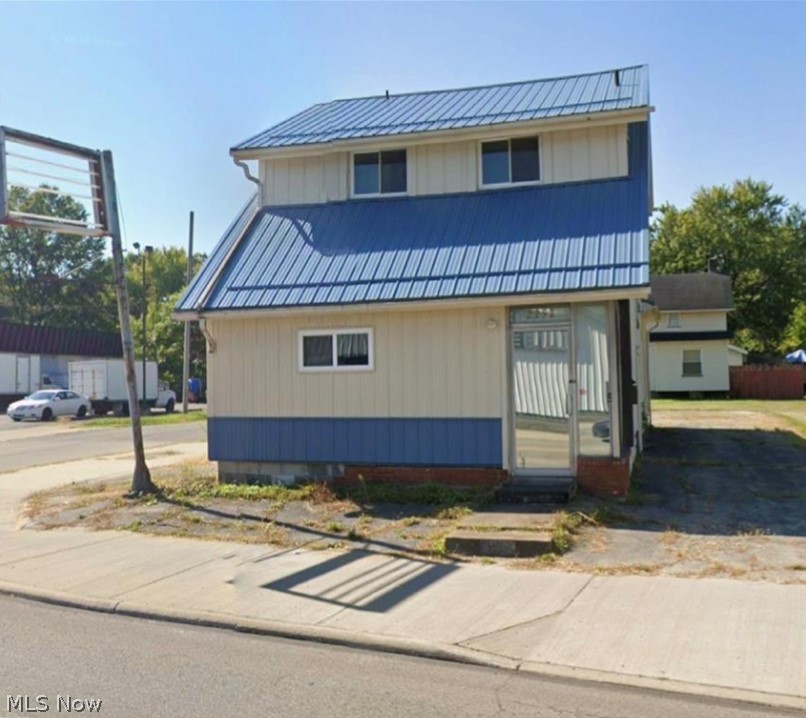 2252 Youngstown Road Se Property Photo 1